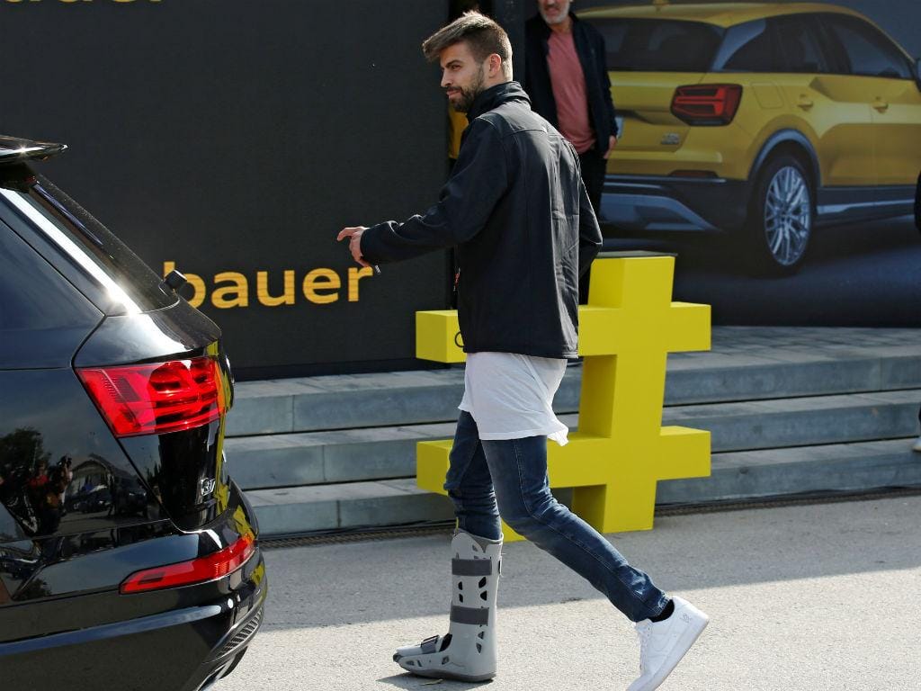 Barcelona: lesionados Iniesta e Piqué em evento com toda a equipa