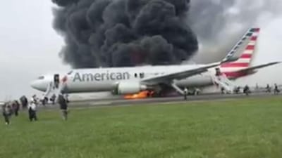 Incêndio em avião durante descolagem faz vários feridos - TVI