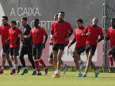 Benfica: três saídas, três entradas e 21 jogadores a caminho do Porto - TVI