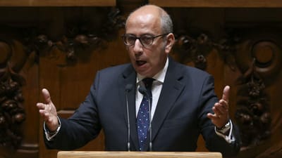 CDS acusa Bloco e PCP de engolirem sapos com "oportunismo" - TVI