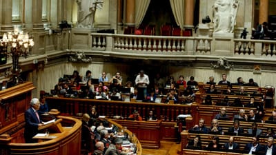 Todos os deputados aprovaram votos de pesar por Bruto da Costa e Miguel Veiga - TVI