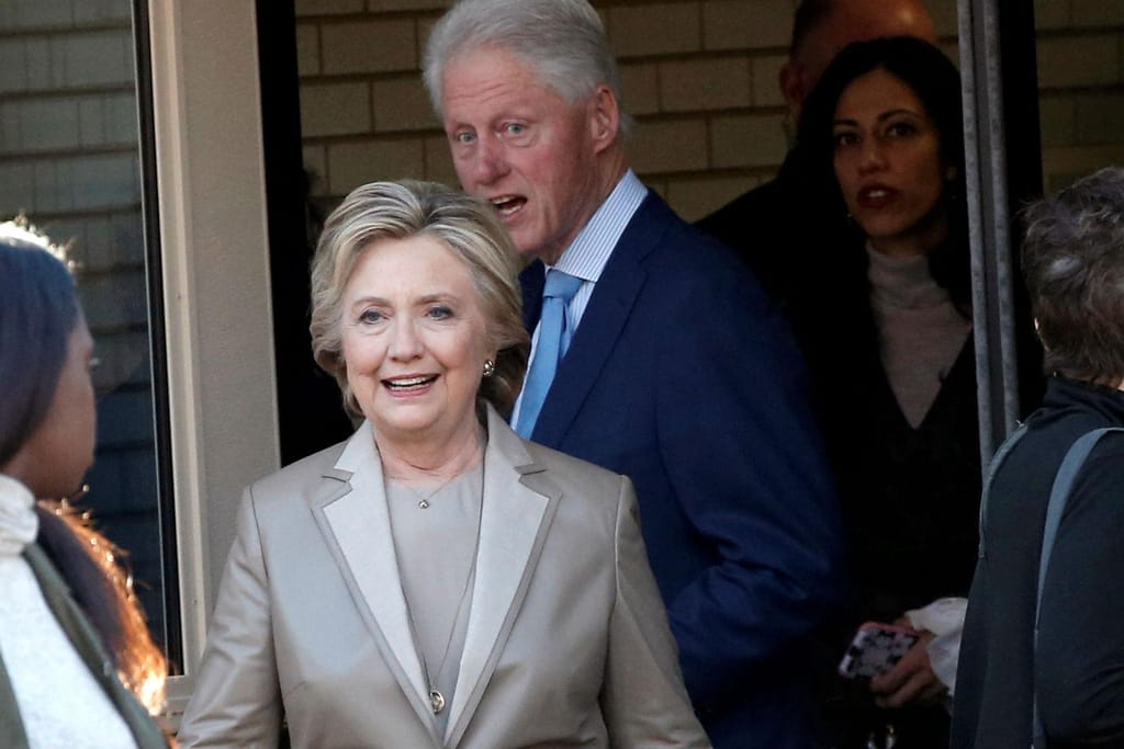 Hillary Clinton, acompanhada por Bill Clinton, votou em Nova Iorque