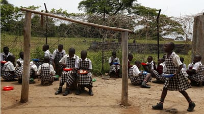 Escolas de Bill Gates e Zuckerberg em risco de fechar no Uganda - TVI