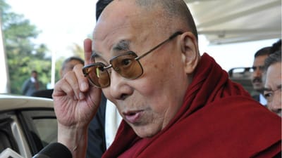 Líder tibetano compara atitude de Dalai Lama a um avô e acusa China de tornar virais imagens em que pedia a criança para lhe chupar a língua - TVI
