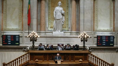 Parlamento aprova sem unanimidade dois votos de pesar pela morte de Fidel Castro - TVI