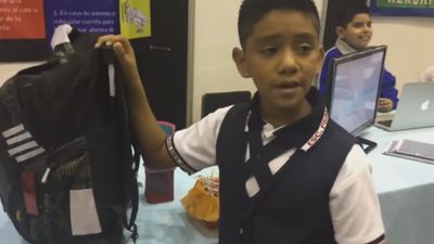 Criança de 11 anos cria mochila à prova de bala - TVI