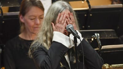 Patti Smith canta na cerimónia dos Nobel e engana-se na letra de 'A Hard Rain's A-Gonna Fall' - TVI