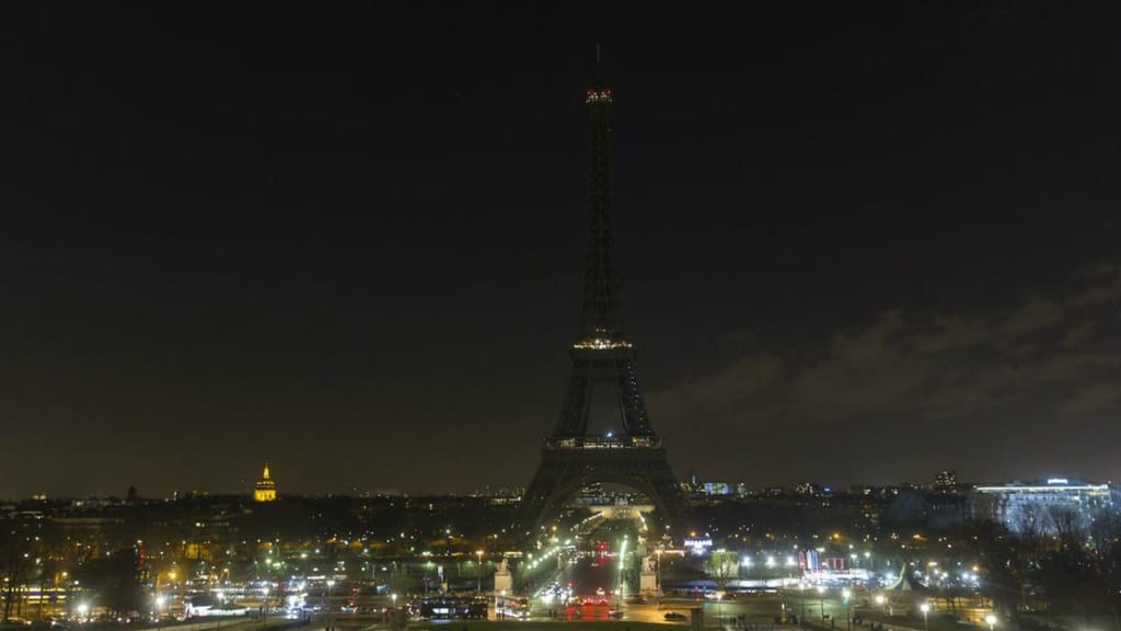 Torre Eiffel com as luzes desligadas por Alepo