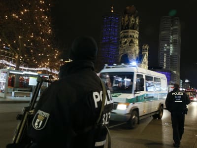 Autoridades alemãs encontram 31 migrantes dentro de um camião frigorífico - TVI