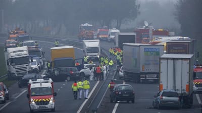 Choque em cadeia em França faz cinco mortos e seis feridos graves - TVI