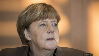 Merkel sofre ataque de tremores enquanto recebe PR ucraniano - TVI