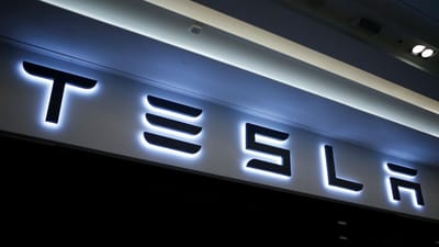 Tesla obrigada a devolver 158 mil carros por problemas de segurança - TVI