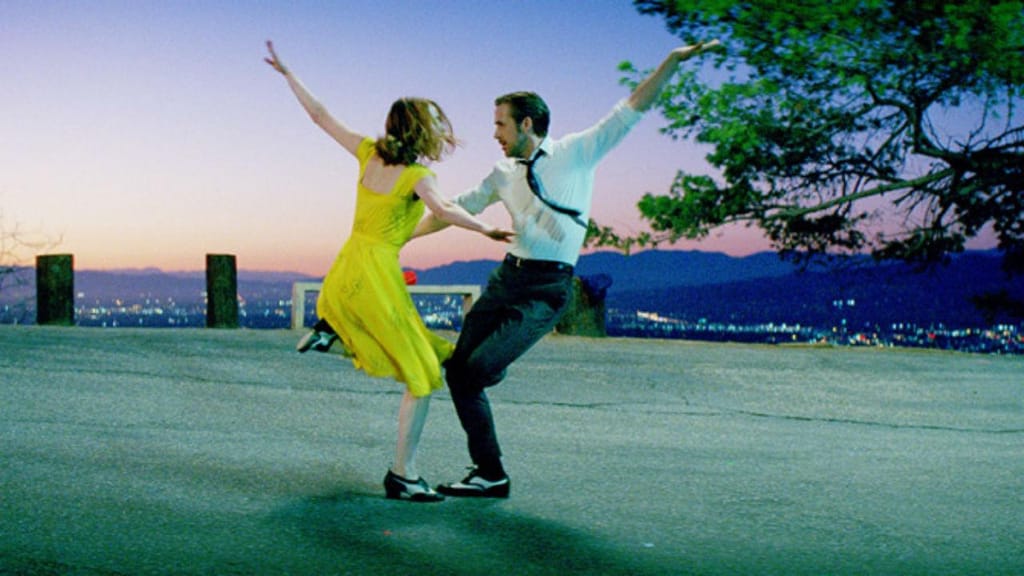 "La La Land - Melodia de Amor", de Damien Chazelle, é protagonizado por Emma Stone e Ryan Gosling