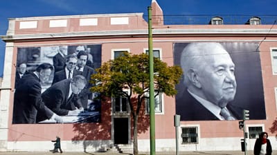 Câmaras de Lisboa e de Cascais dispensam funcionários que queiram assistir a homenagem a Soares - TVI