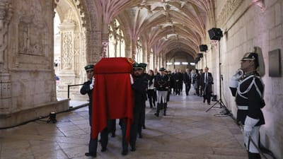 Centenas nos Jerónimos para um último adeus a Mário Soares - TVI
