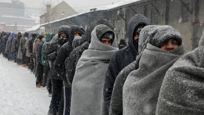 Milhares de refugiados sofrem com vaga de frio na Europa - TVI