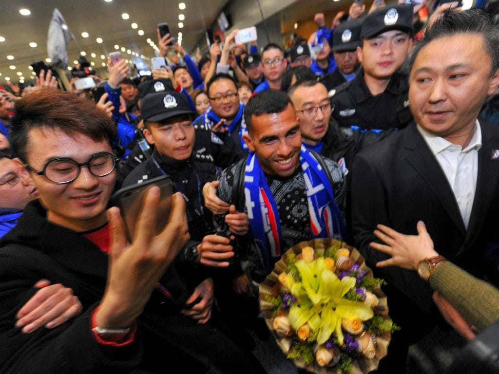 Carlos Tevez na chegada à China