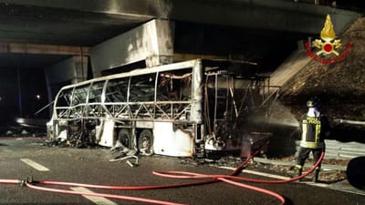Acidente com autocarro em Itália faz 16 mortos - TVI
