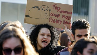 Mais de 100 mulheres marcham contra Trump em Lisboa - TVI