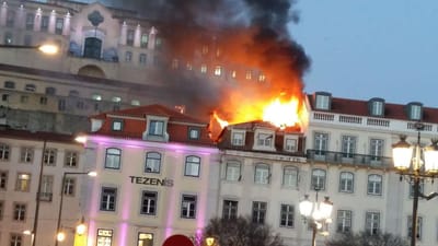 Incêndio em edifício de quatro andares em Lisboa - TVI