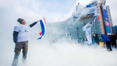 Produtores de leite pintam Bruxelas de branco em protesto original - TVI