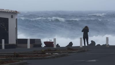 Mau tempo leva a agravar avisos para cinco ilhas dos Açores - TVI