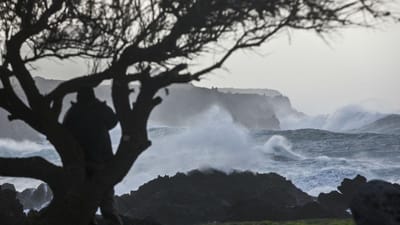Chuva e trovoada prolongam aviso amarelo em duas ilhas dos Açores - TVI