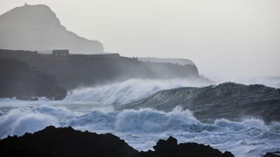 Atenção ao mar: toda a costa sob aviso amarelo neste fim de semana - TVI