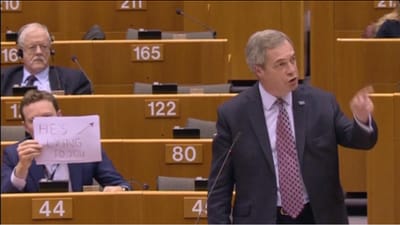 "Ele está a mentir-vos": o cartaz de um eurodeputado sobre Nigel Farage - TVI