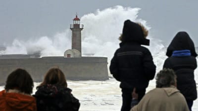 Costa entre Viana e Lisboa em alerta laranja devido a ondas gigantes - TVI
