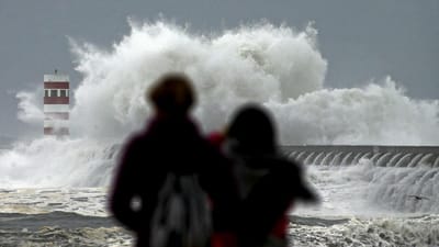 Mau tempo: ondas podem chegar aos 12 metros - TVI