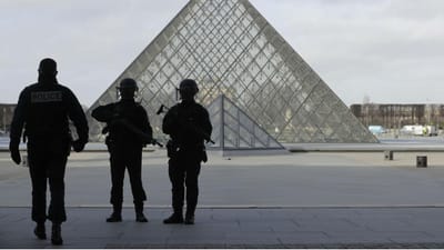 Militar dispara sobre homem que o tentou atacar junto ao Louvre - TVI