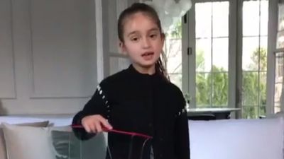 Vídeo com neta de Trump a cantar em mandarim torna-se viral - TVI