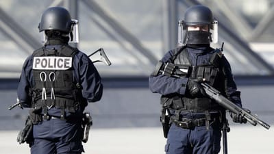 Casal tentou atropelar militares em França - TVI