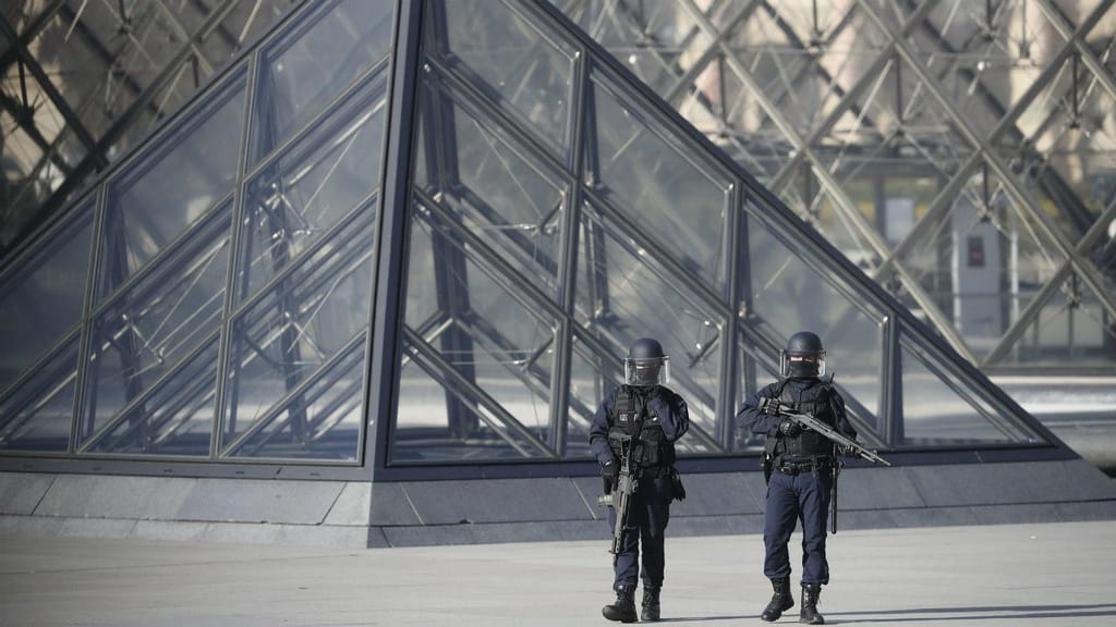 Militar dispara sobre homem que o tentou atacar junto ao Louvre, em Paris