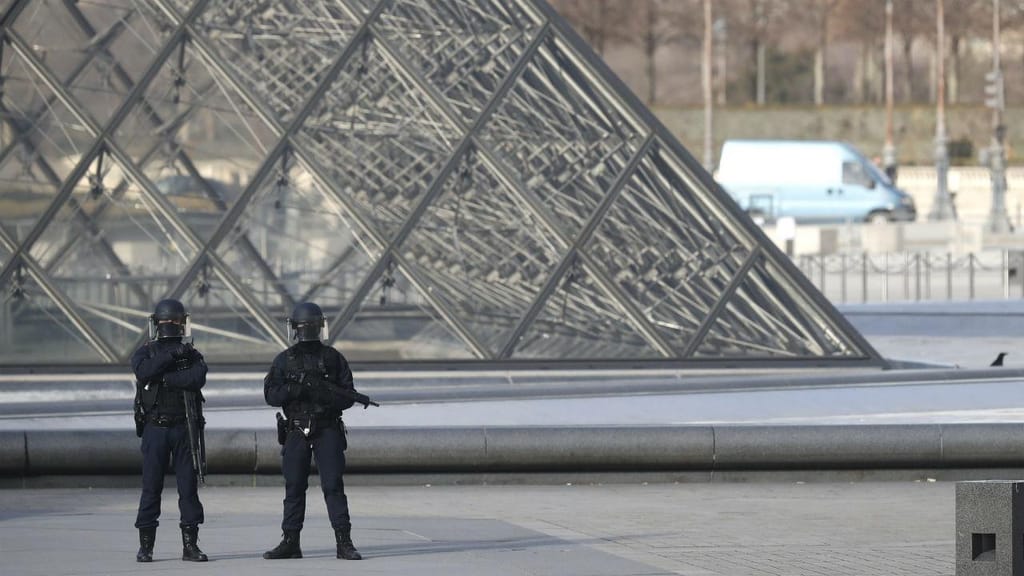 Militar dispara sobre homem que o tentou atacar junto ao Louvre, em Paris