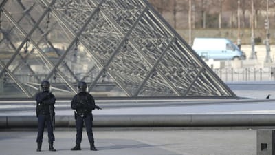 Museu do Louvre reabriu portas depois de ataque - TVI