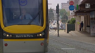 Automóvel chocou com Metro do Porto e interrompeu circulação - TVI