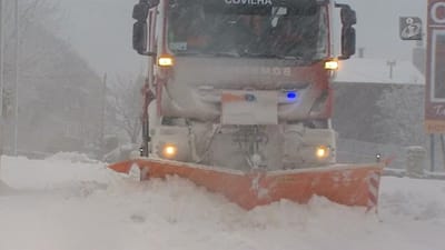 Estradas na Serra da Estrela cortadas devido à queda de neve - TVI