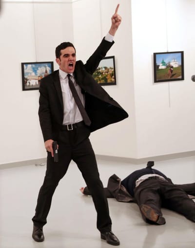 Fotografia do assassino de embaixador russo vence World Press Photo - TVI