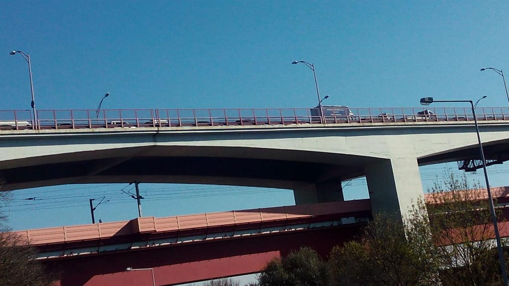 Acidente corta trânsito na Ponte 25 de Abril