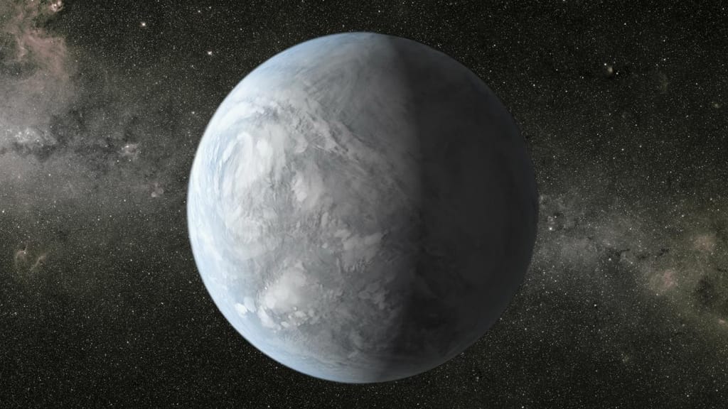 Kepler-62e: planeta designado como uma "super-Terra" localizado na zona habitável de uma estrela mais pequena e mais fria que o Sol. Fica a 1.200 anos luz da Terra, na constelação Lyra