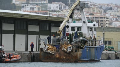 Barco de pesca encontra bomba na Nazaré - TVI