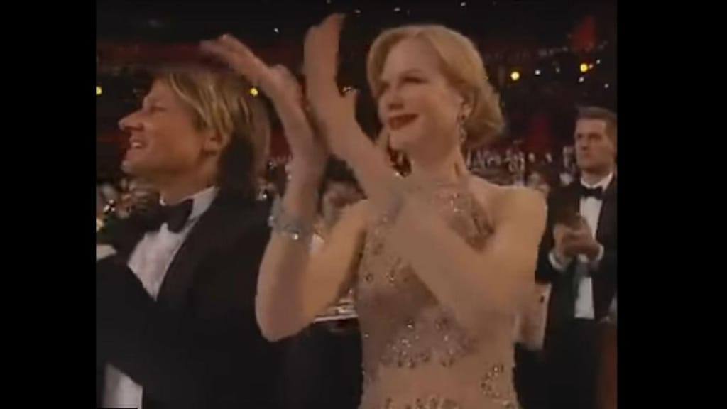 Nicole Kidman a bater palmas