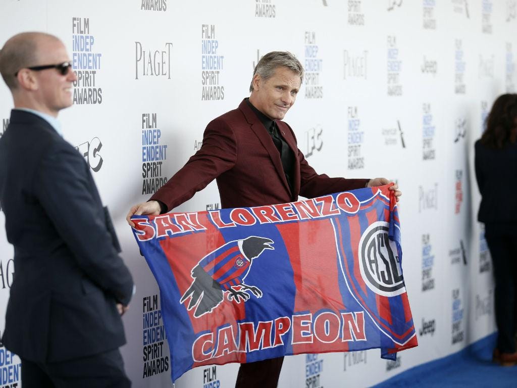 Viggo Mortensen com bandeira do San Lorenzo
