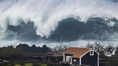 Vento e ondas gigantes ameaçam oitos distritos - TVI