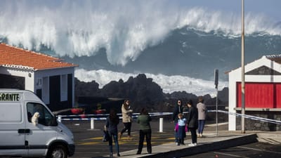 Todo o país sob aviso amarelo: ondas podem chegar aos 12 metros - TVI