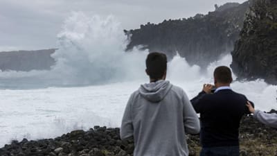Açores: dois portos encerrados e voos por causa do mau tempo - TVI