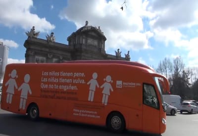 Madrid põe travões a fundo a autocarro com campanha de ultracatólicos - TVI