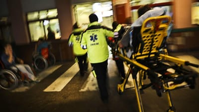Colisão entre carro e ambulância faz um morto e cinco feridos - TVI